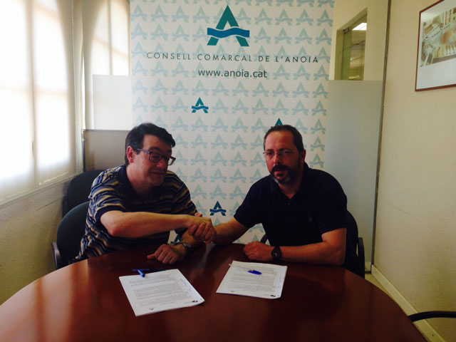 El director de l'Associació Educativa Nou Quitxalles, Jose Carlos González, i el vicepresident quart del Consell Comarcal de l'Anoia, Ángel Soteras, han subscrit el conveni.