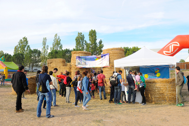 El Consell Comarcal promociona “Anoia, Terra de Castells” amb un castell-laberint per a nens al festival Esport i Natura