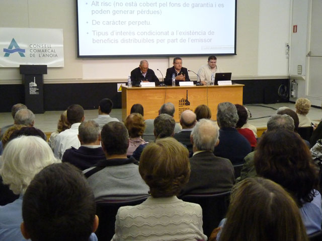 El Consell Comarcal ajuda els afectats per participacions preferents a resoldre dubtes en una multitudinària sessió informativa al Museu de la Pell