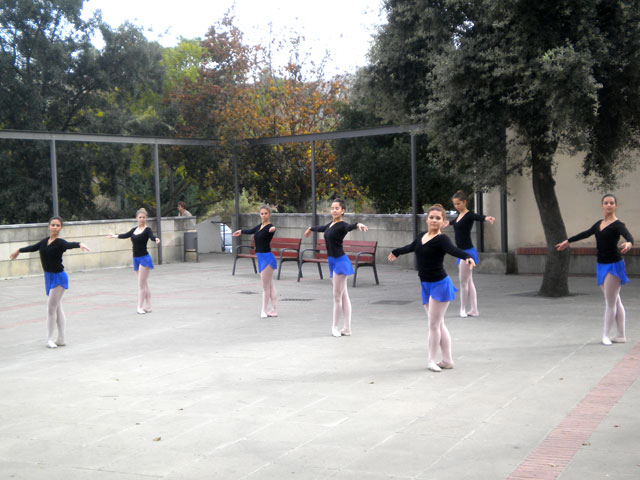 L’Escola de Dansa del Consell Comarcal actua en la inauguració d’una exposició a la Pobla