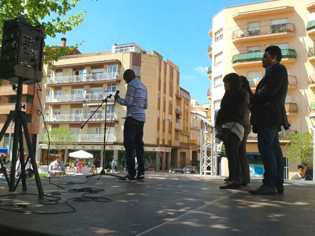 Anoiencs procedents d’arreu del món llegeixen en públic per promoure la pràctica de la llengua catalana