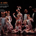 L’Escola de dansa del Consell Comarcal amb la gent gran i els infants