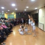 L’Escola de dansa del Consell Comarcal amb la gent gran i al Saló de la Infància.