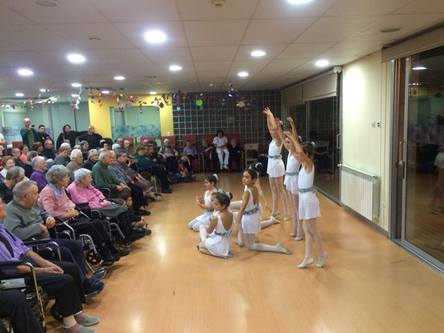 L’Escola de dansa del Consell Comarcal amb la gent gran i al Saló de la Infància.